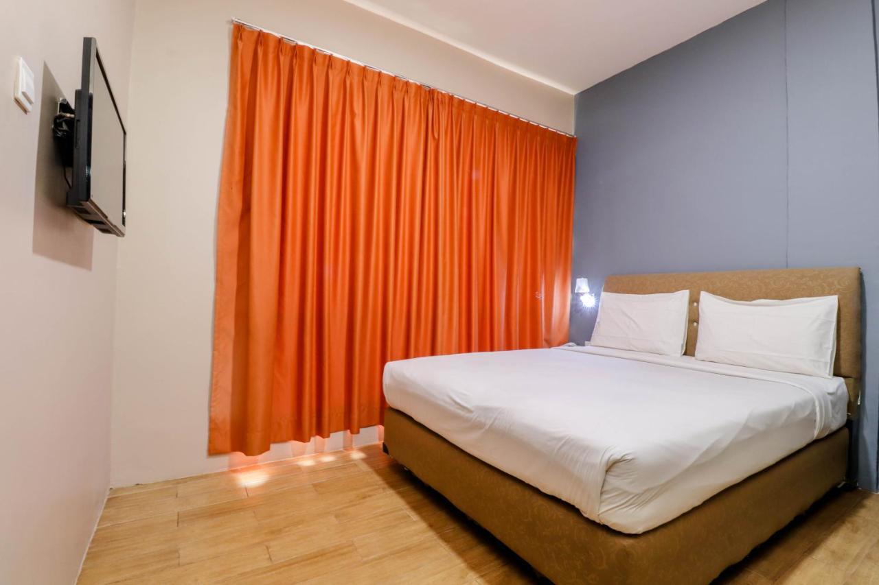 Blitz Hotel Batam Екстериор снимка