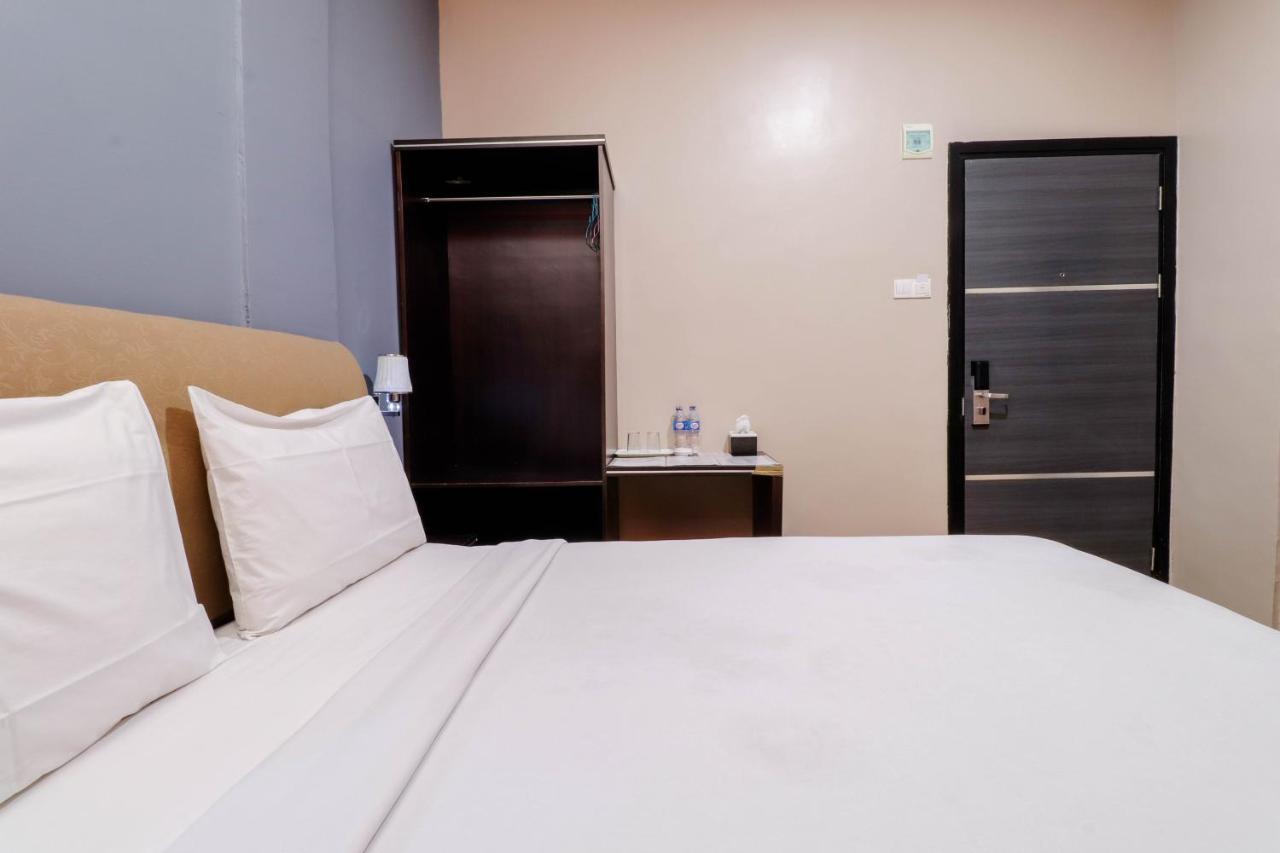 Blitz Hotel Batam Екстериор снимка