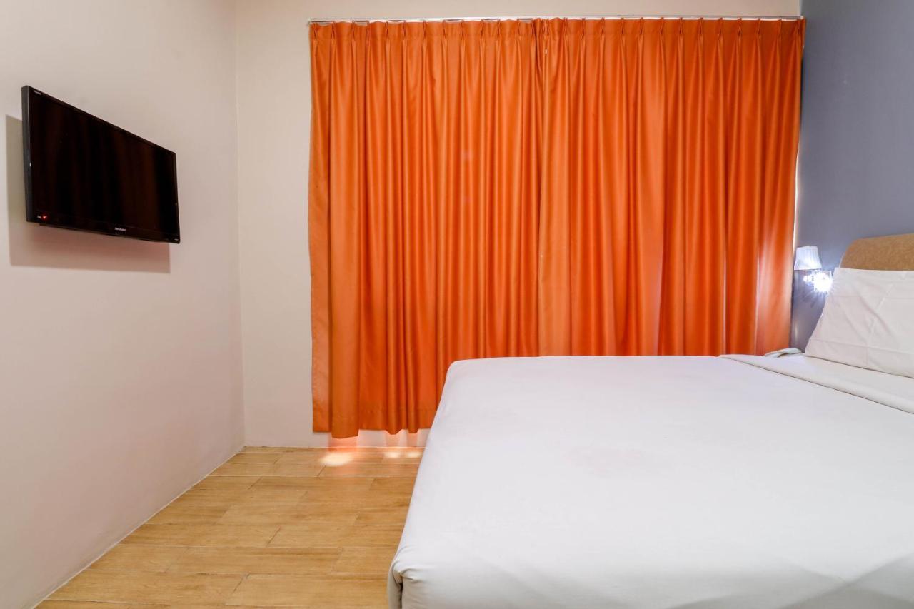 Blitz Hotel Batam Екстериор снимка