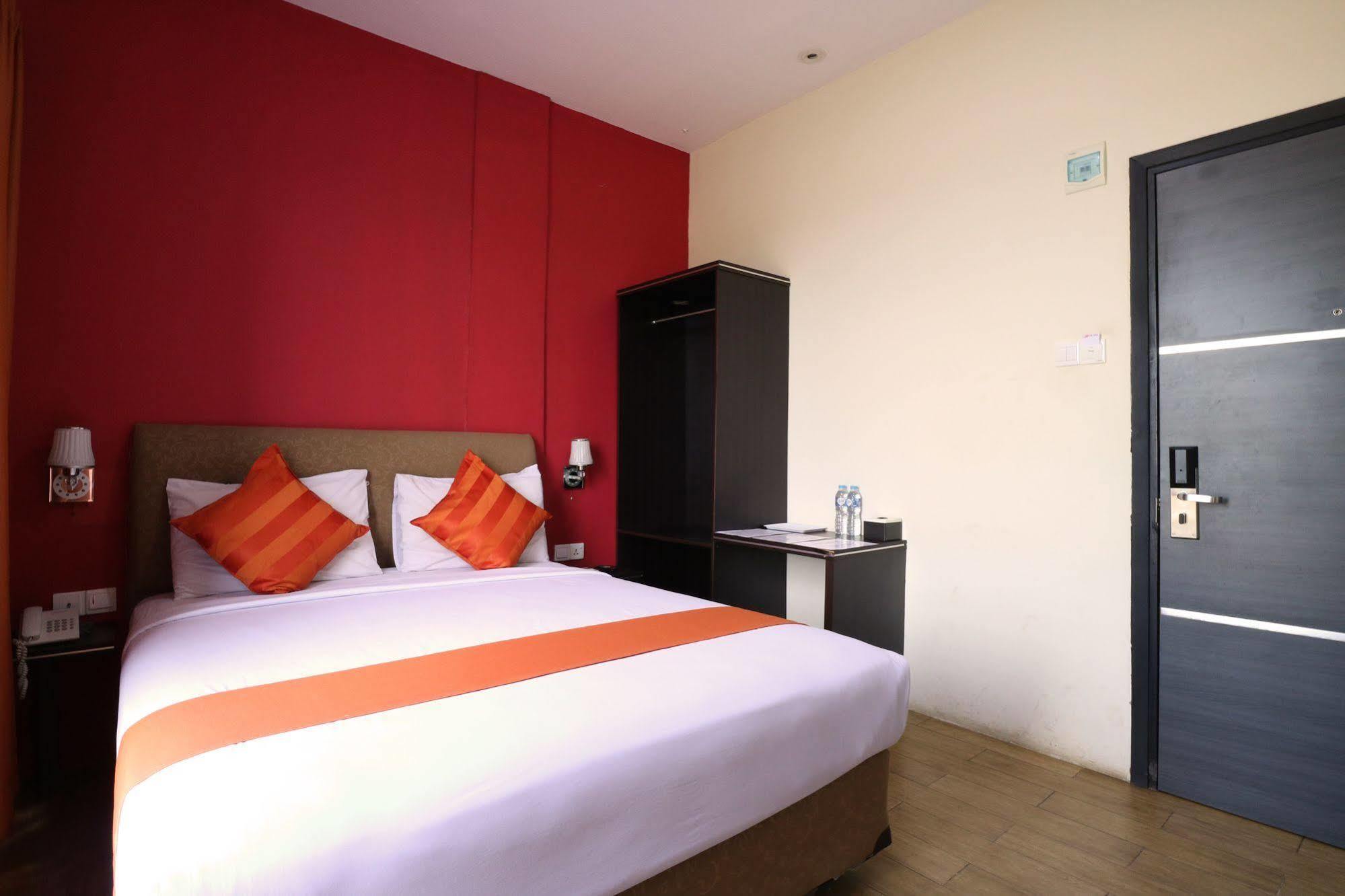 Blitz Hotel Batam Екстериор снимка