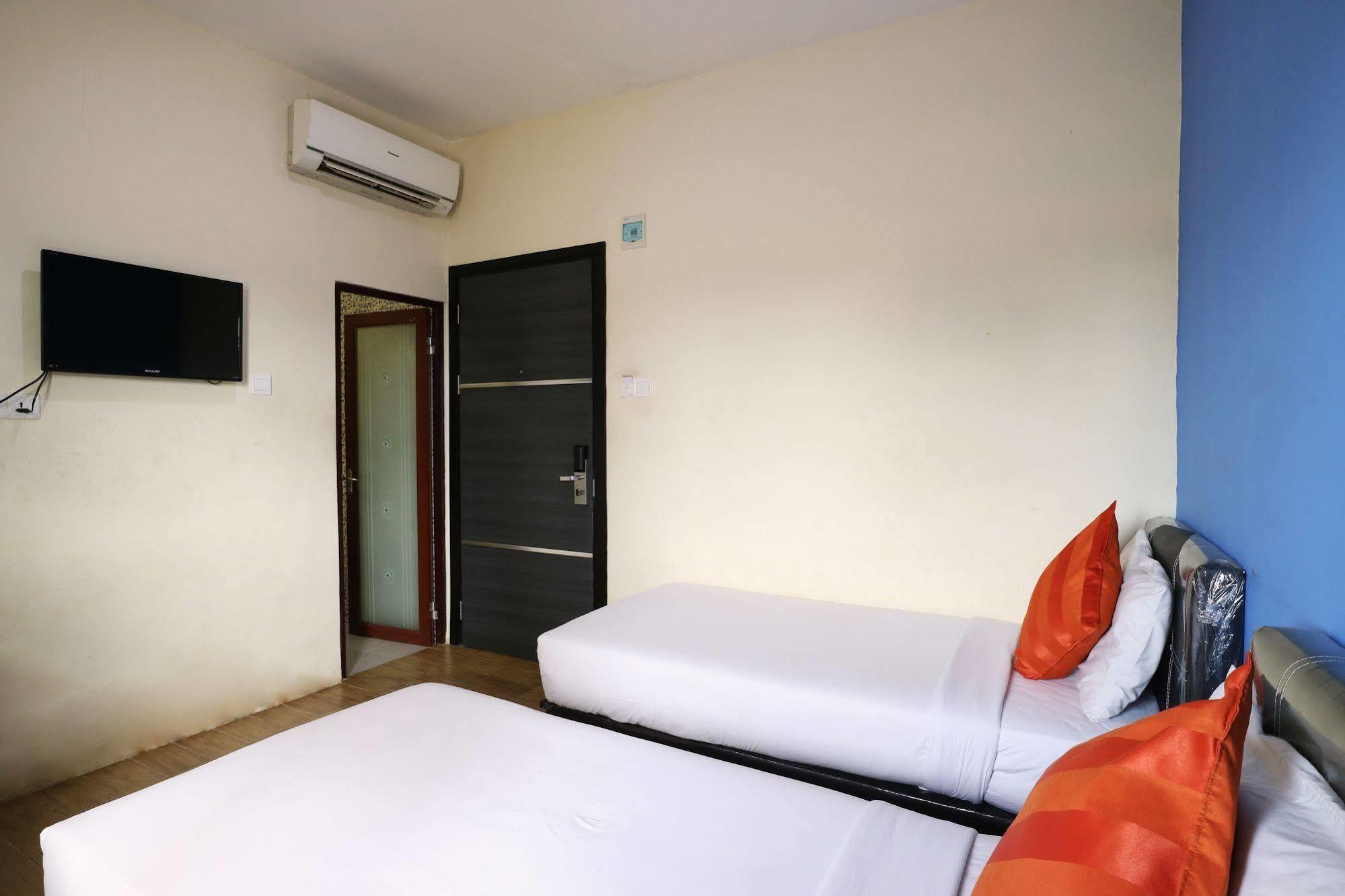 Blitz Hotel Batam Екстериор снимка