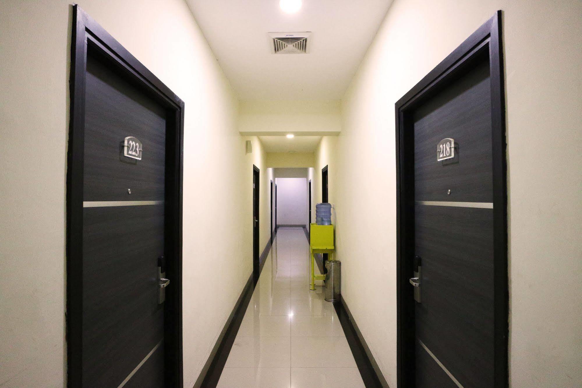 Blitz Hotel Batam Екстериор снимка