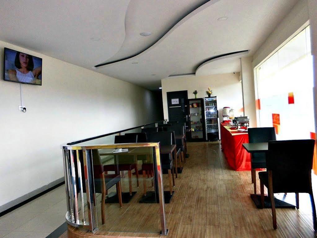 Blitz Hotel Batam Екстериор снимка