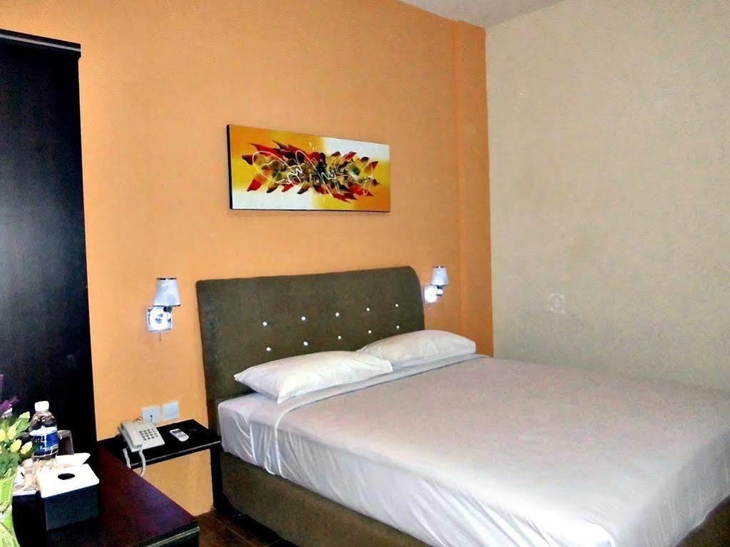 Blitz Hotel Batam Екстериор снимка