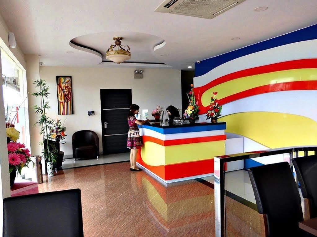 Blitz Hotel Batam Екстериор снимка