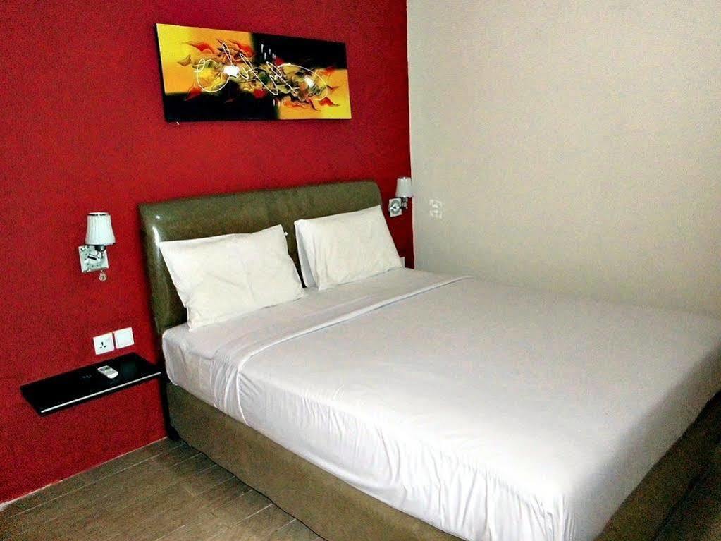 Blitz Hotel Batam Екстериор снимка