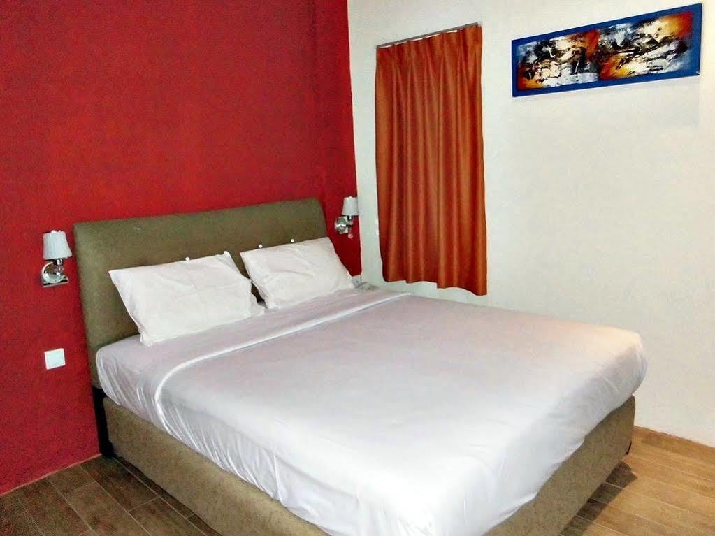 Blitz Hotel Batam Екстериор снимка