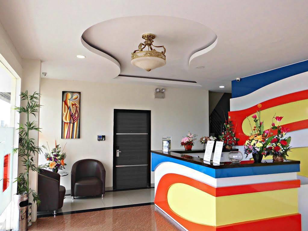 Blitz Hotel Batam Екстериор снимка